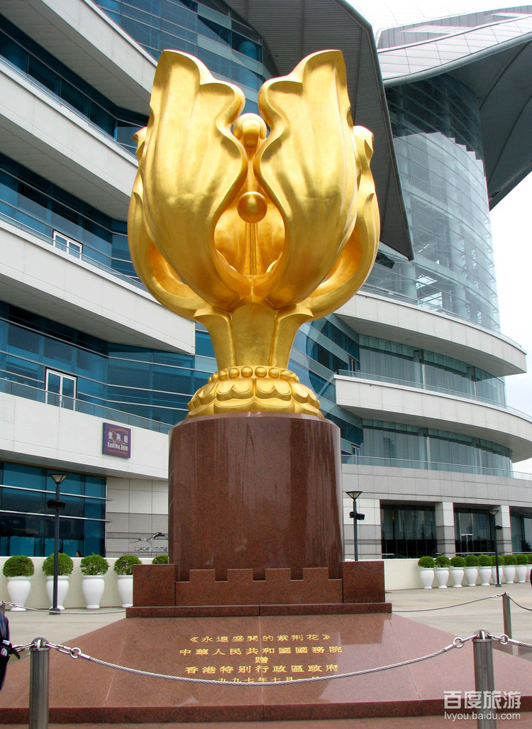  p>金紫荆广场(golden bauhinia square)位于香港会展中心的新冀海旁
