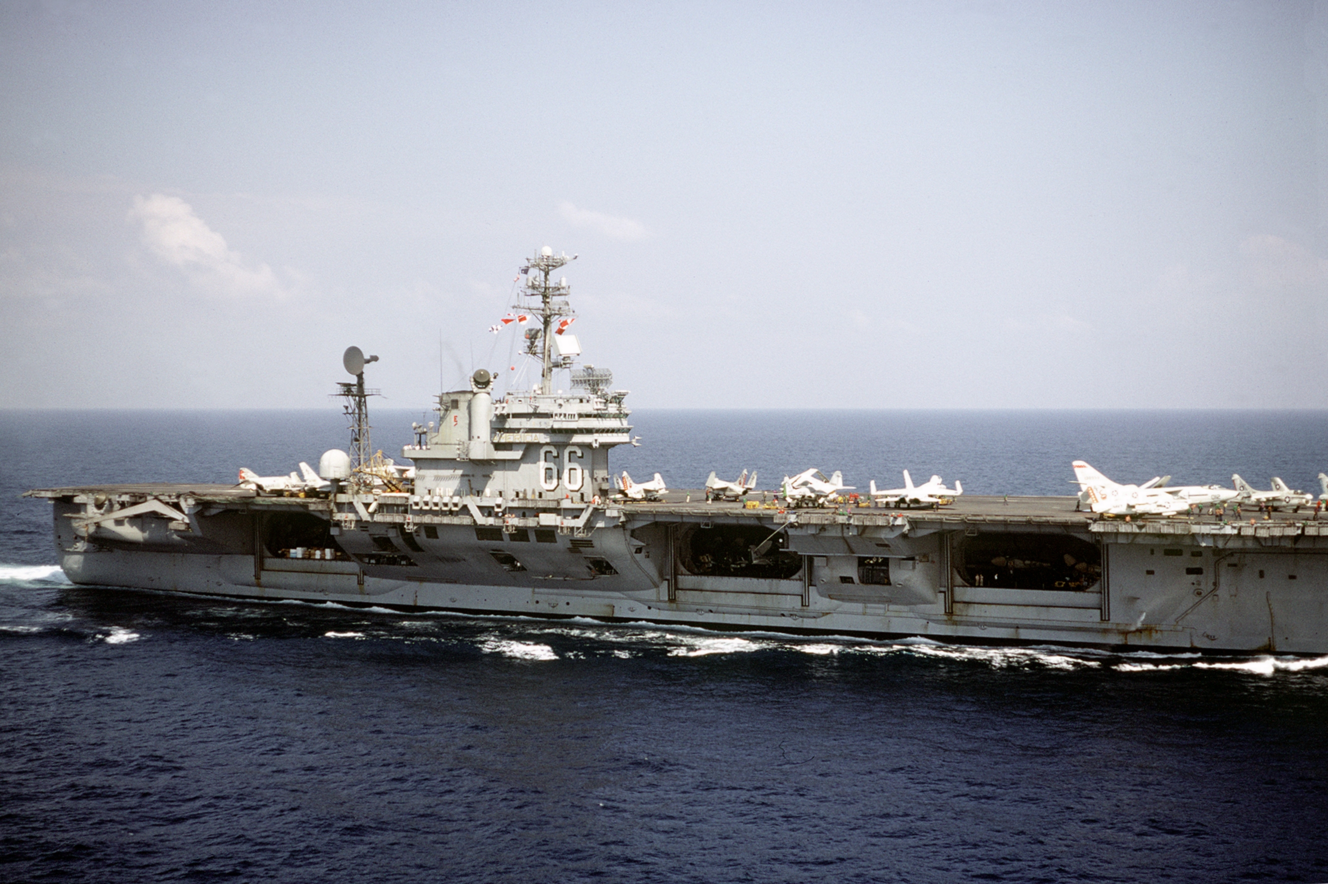 美国"小鹰"级航空母舰