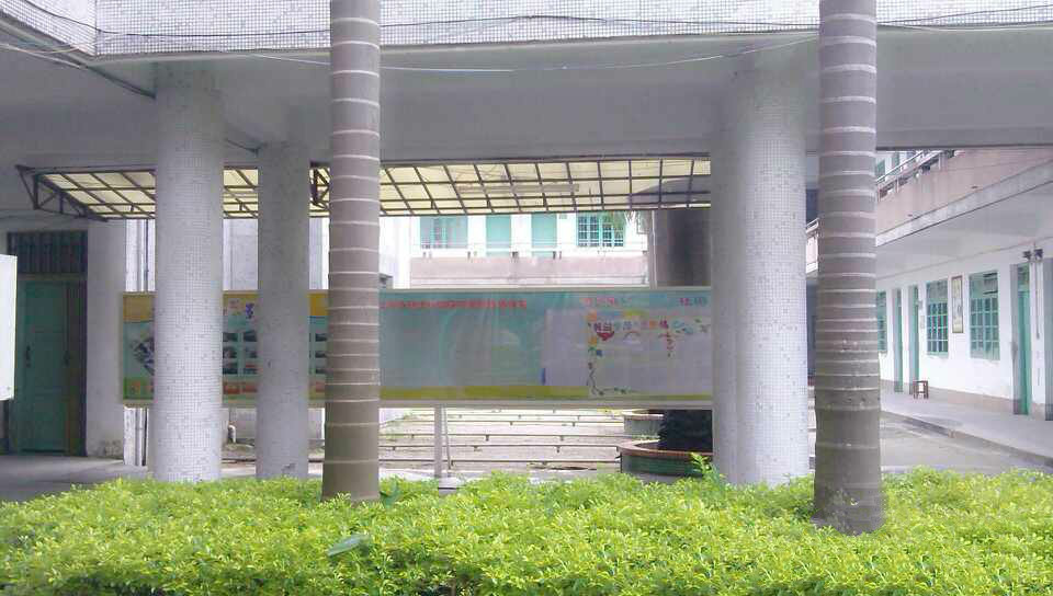 data-lemmaid="1082893">外砂华侨中学 /a>,简称外砂侨中,坐落于汕头