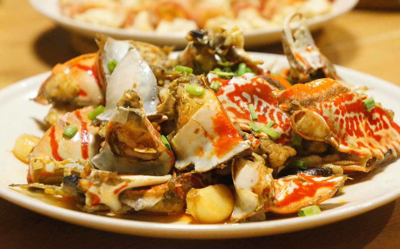 原焖蟹钳是以大蟹钳,葱白为主料的菜品.