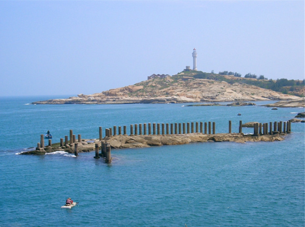 汕尾市沿海一个半封闭的海湾,距 a target="_blank" href="/item/深圳