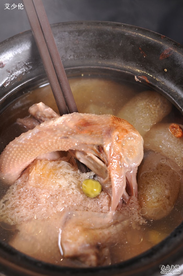 天麻竹荪煨乳鸽