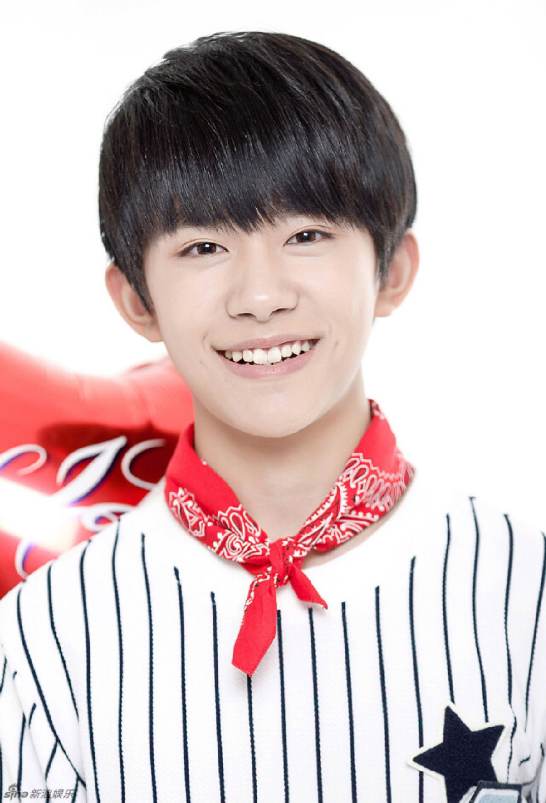  p>易烊千玺,2000年11月28日生于湖南怀化,中国内地男演员,歌手,舞者