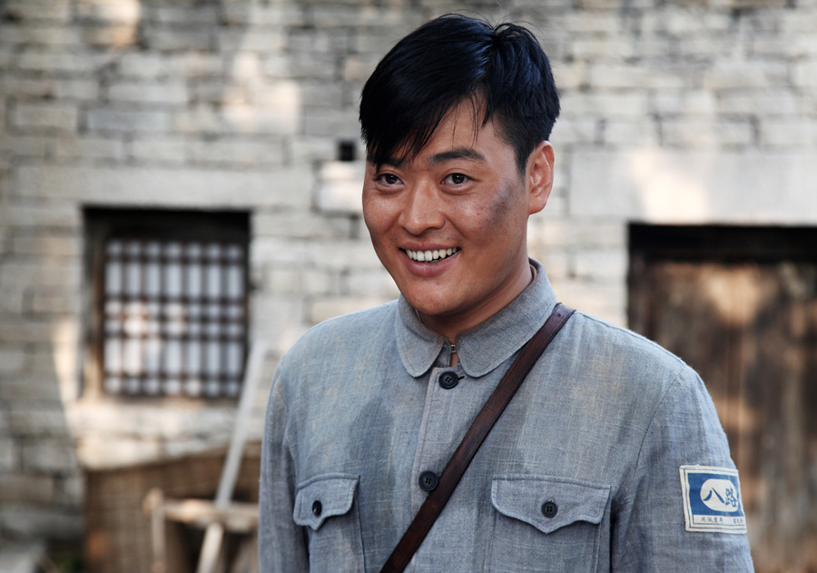 法国里昂艺术戏剧学院研究生毕业,中国内地男演员