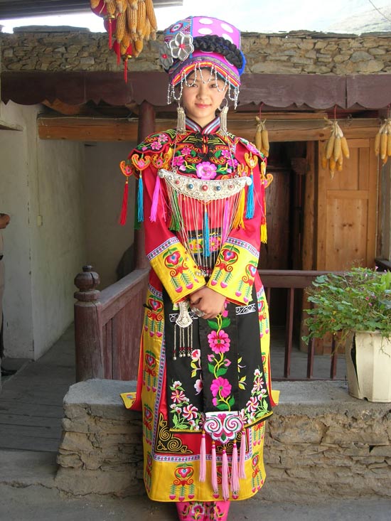 部影片,讲述了一名叫尔玛依娜的羌族女孩爱上了当地的汉族老师刘大川