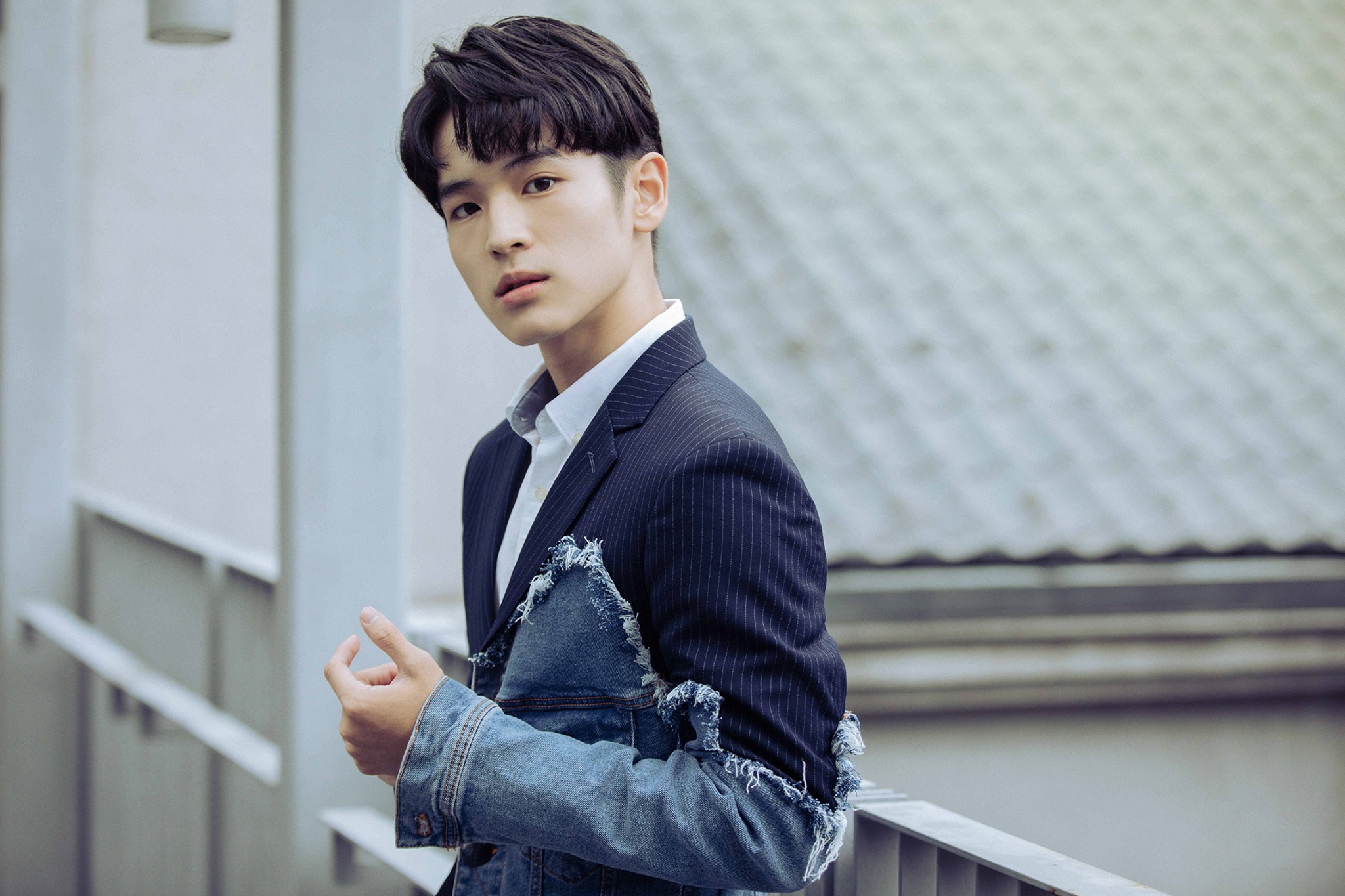 就读于台湾艺术大学电影学系,中国台湾影视男演员