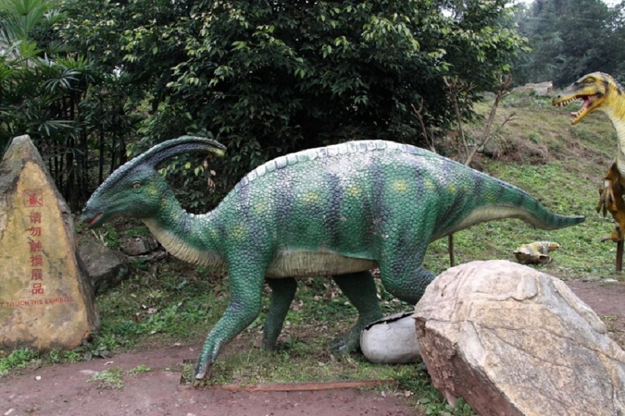  p>兰氏灵龙,长约2米的小型恐龙.它身体姣小,前肢短,后肢长.