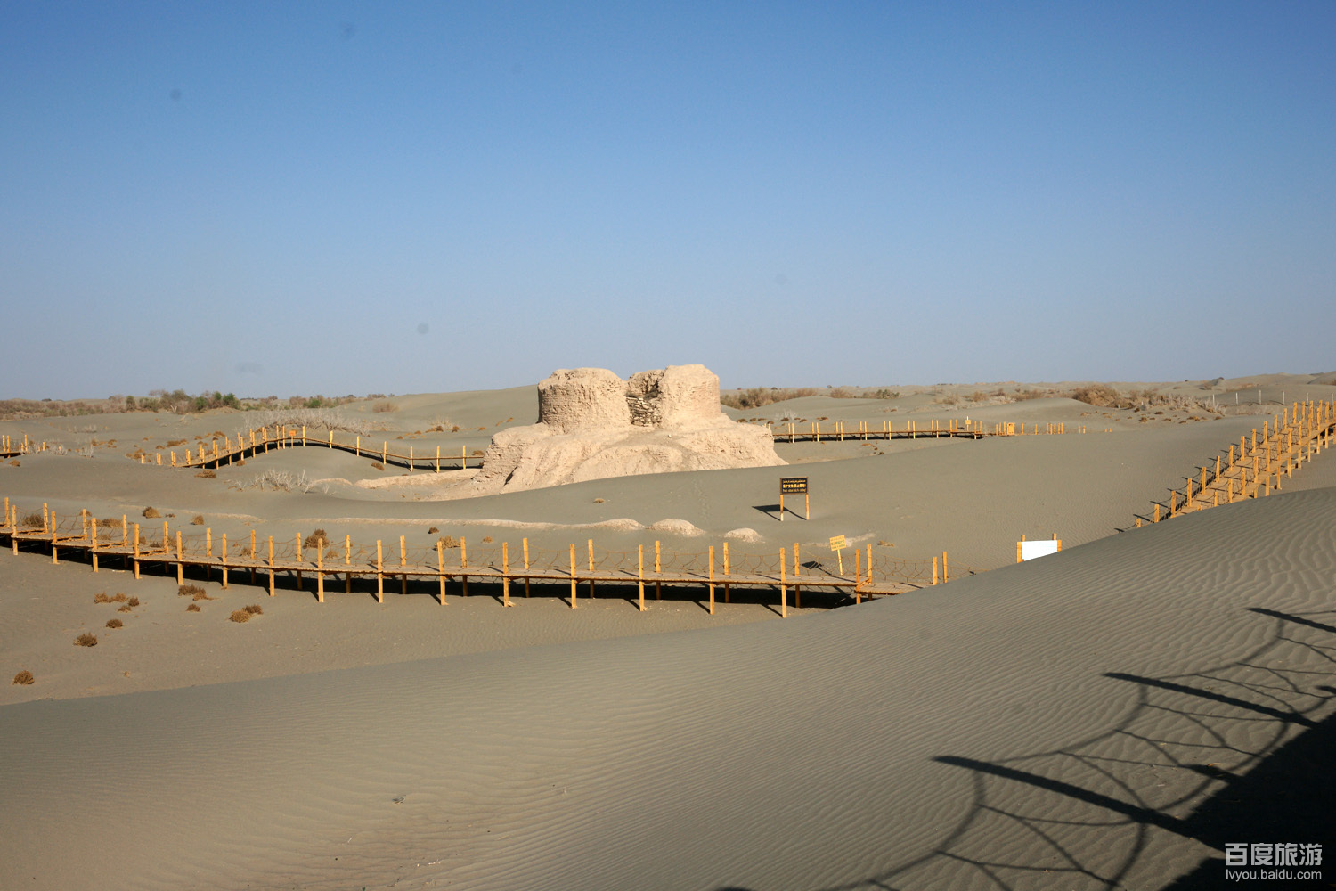  p>热瓦克佛寺遗址,位于新疆和田地区洛浦县城西北50公里处的沙漠中