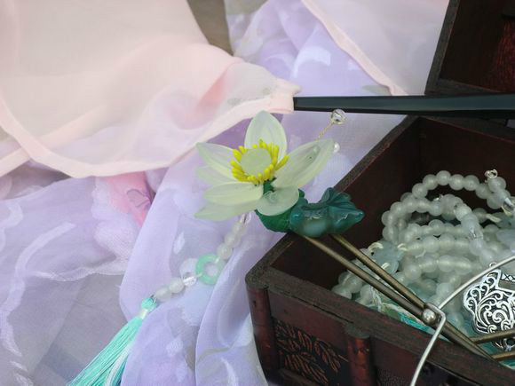  p>玉簪花即玉质花簪,是古典发饰的一种.