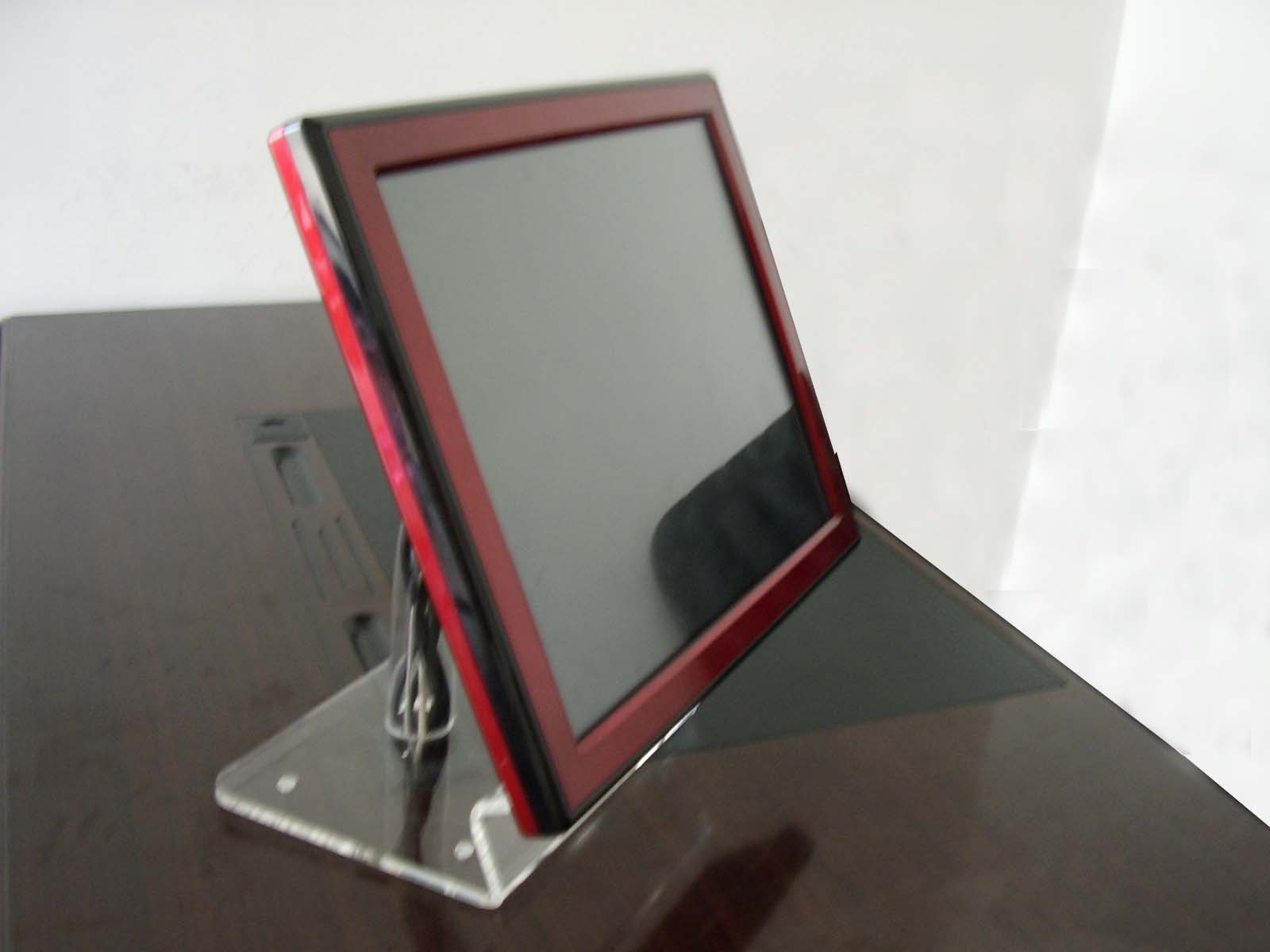 ">触控面板 /a>",是一种可接收触头等输入讯号的感应式液晶显示装置