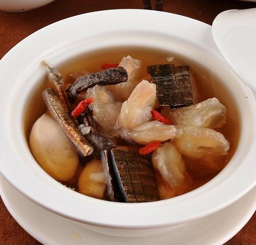  p>杜仲牛鞭汤以上等正宗的"极乐牛鞭"作为主要食材原料,汤中牛鞭 a