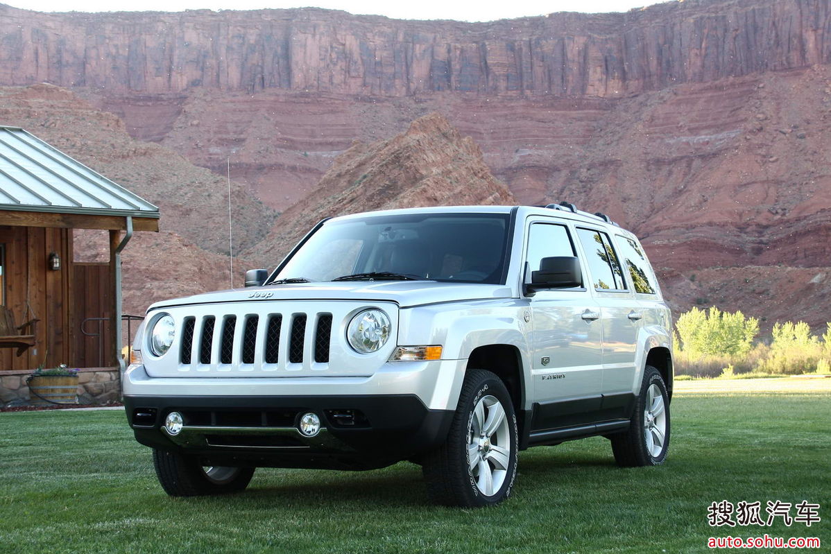  p>自由客指的是jeep品牌旗下一款偏重公路性能的城市型suv,同时也