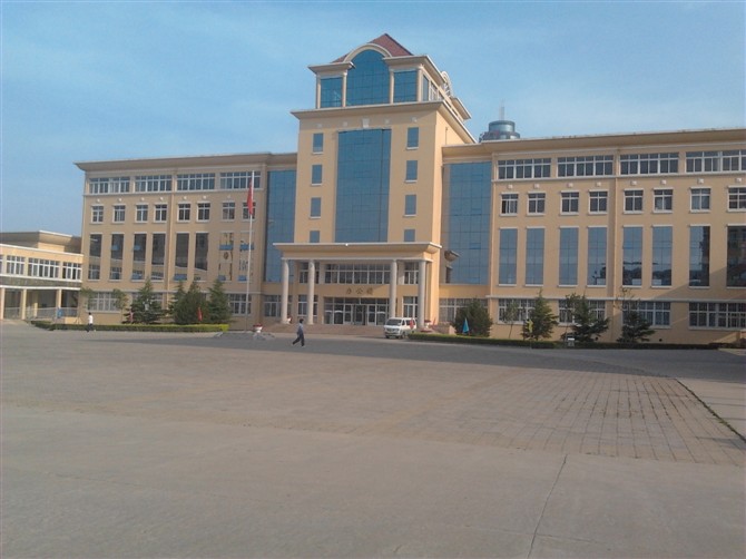  p>青岛西海岸新区第一高级中学,学校始建于1964年历史悠久.