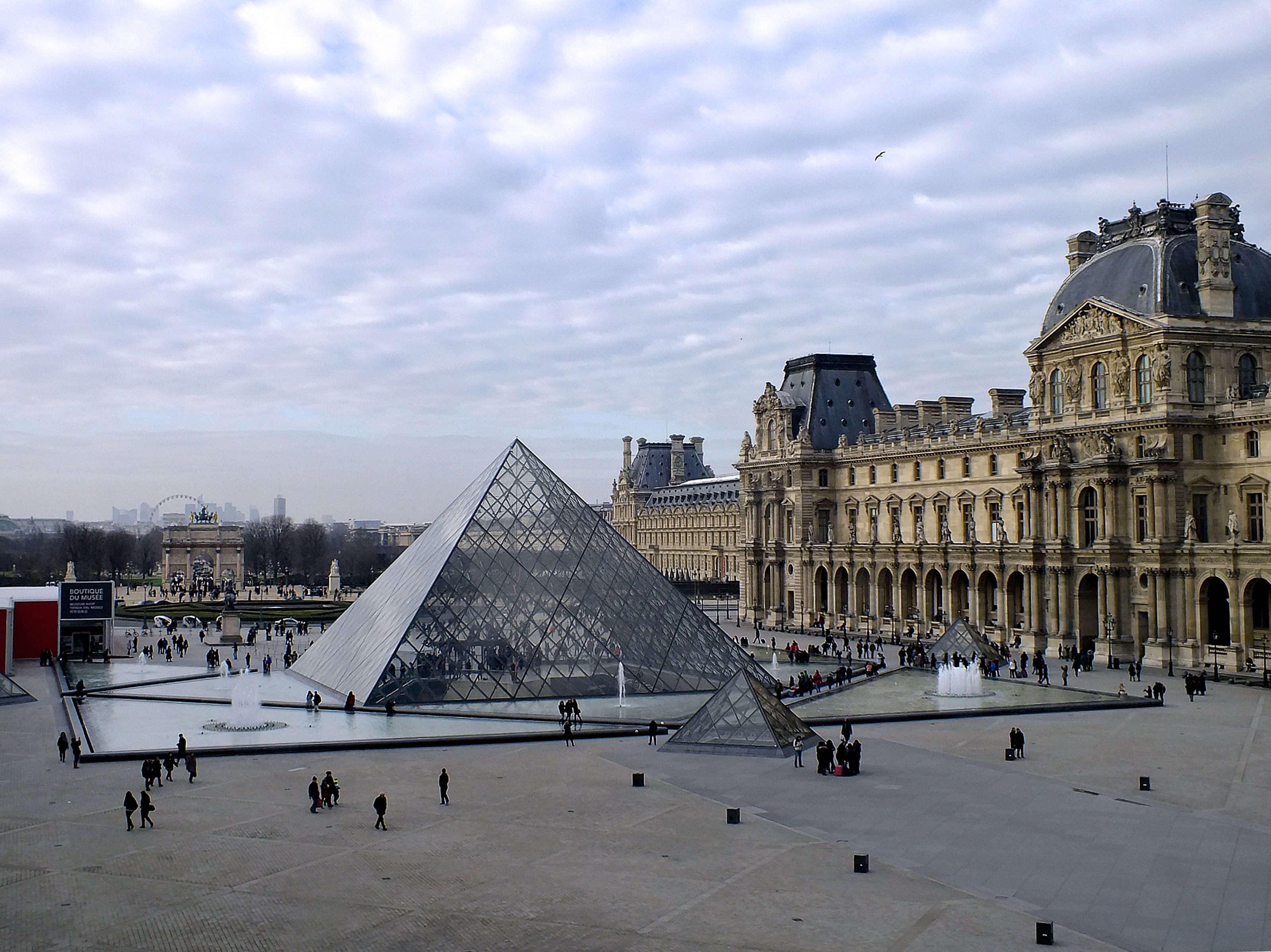  p>卢浮宫(法语:musée du louvre).