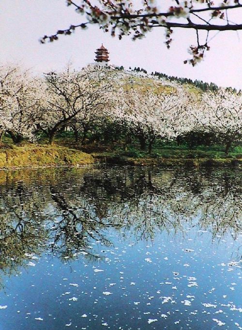  p>西山世称洞庭西山,古称夫椒山,包山,西洞庭,林屋山,是太湖东南部的