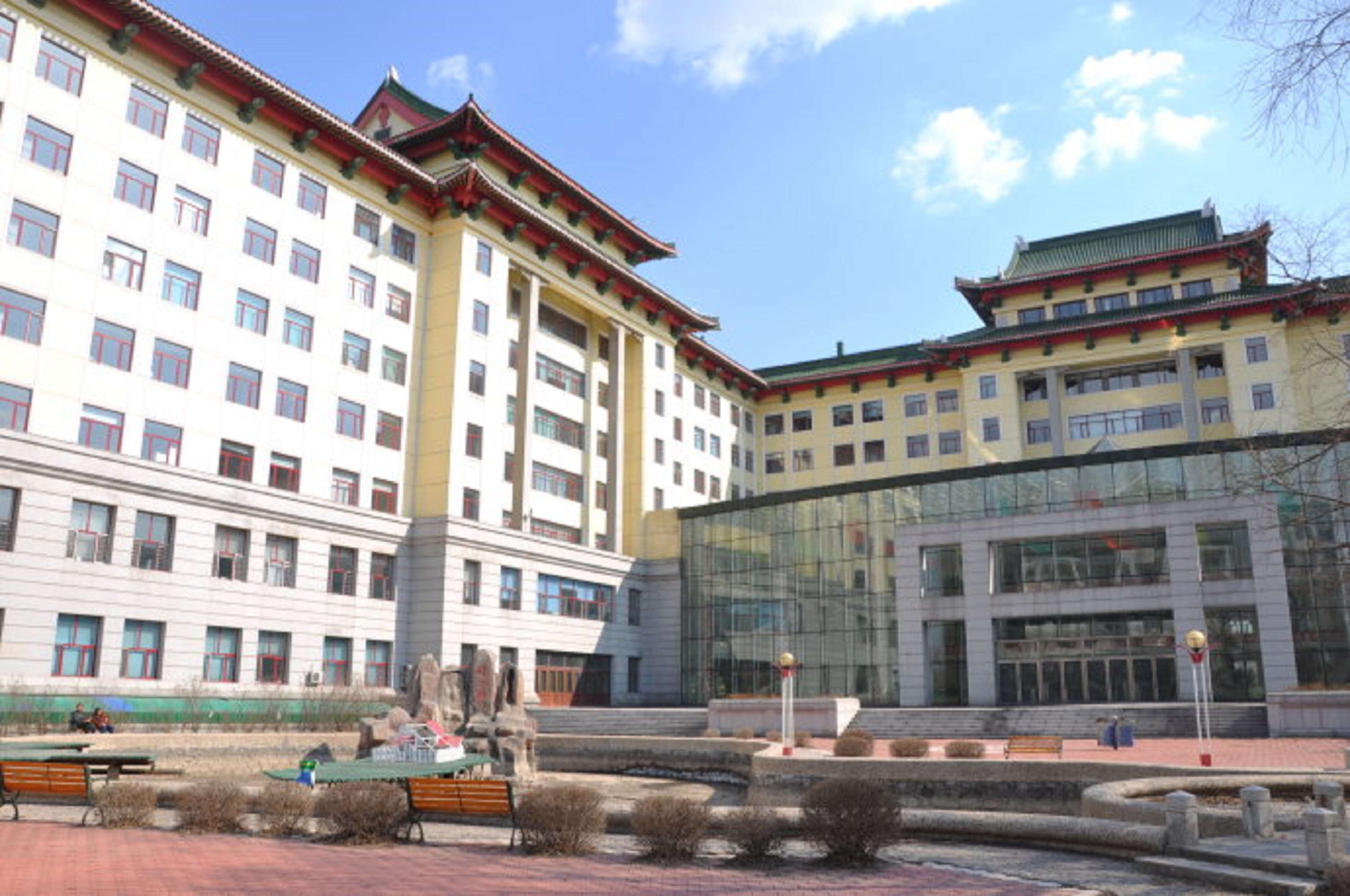  p>哈尔滨医科大学( i>harbin medical university /i>),简称"哈医大"