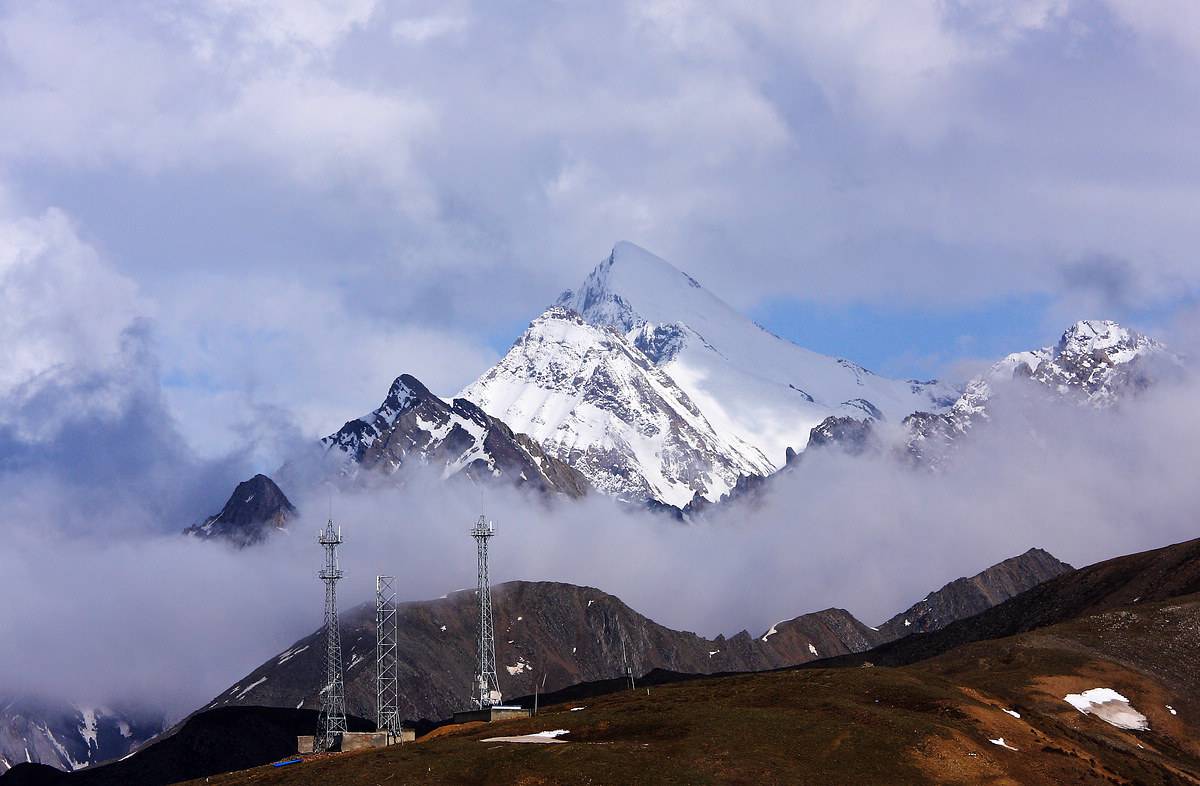 50°,雪宝顶位于松潘县境内,是岷山山脉主峰,最高海拔5588米,岷山主峰