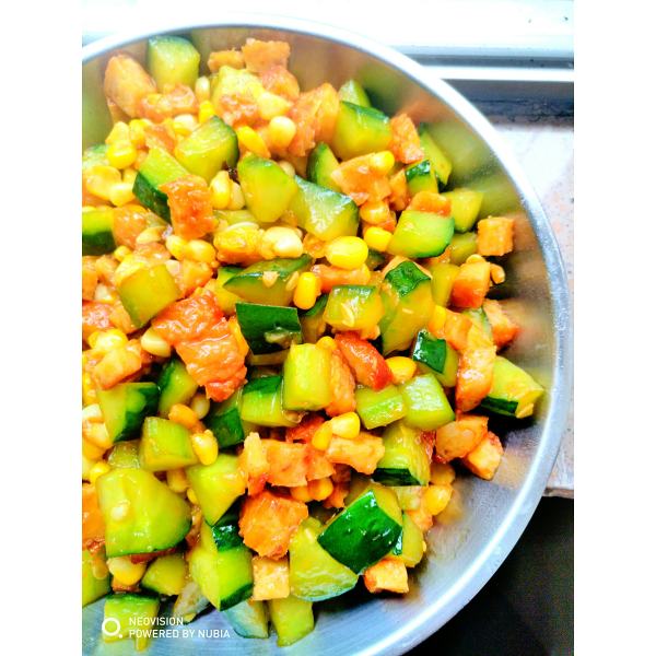  p>玉米火腿炒黄瓜,是一道家常菜,制作原料主要有熟玉米粒,火腿,黄瓜.