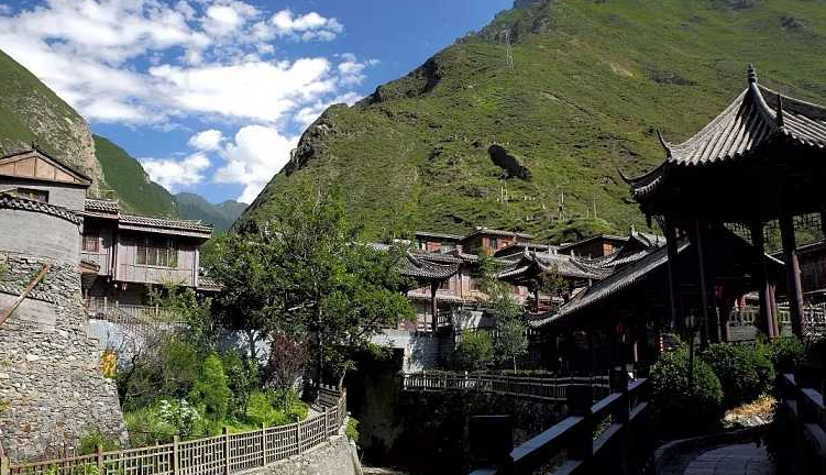 ">薛城镇是以羌为主的羌,藏,汉杂居区,位于四川省阿坝藏族羌族自治州