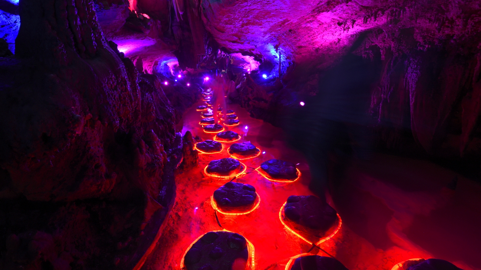 blank" href="/item/石门县">石门县龙王洞,湖南