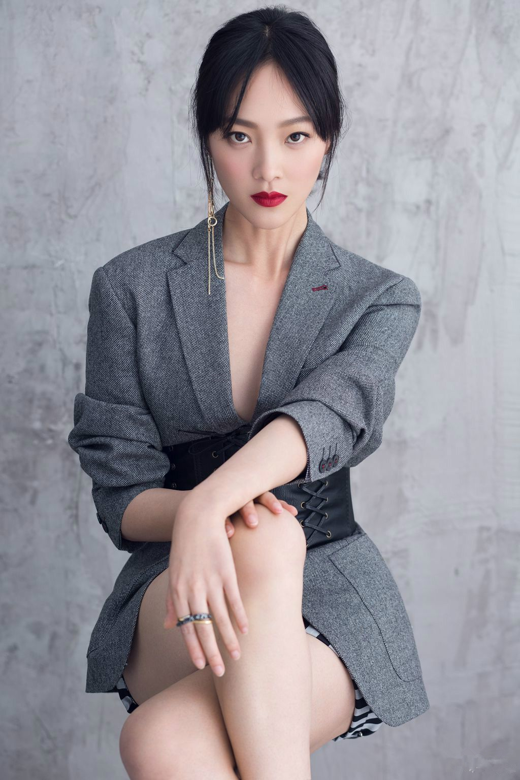  p>何杜娟,1990年4月1日出生于广东省河源市连平县,中国内地女演员