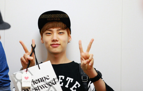 年4月8日推出的男子组合,由金成九,白明翰,任煐俊,alex四名成员组成