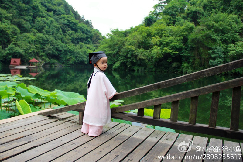  p>2014年7月12日,一位小朋友身穿道服的照片在微博上走红,被网友称为