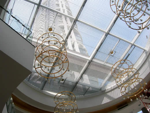  p>欧式活动百叶窗帘遮阳系统采用高强度75e,80铝合金叶片,叶片呈弧形