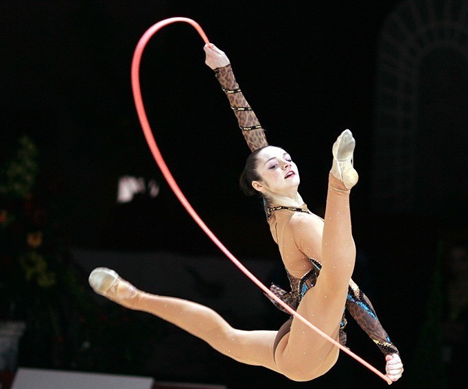  p>艺术体操(rhythmic gymnastics)是一项徒手或手持轻器械,在音乐