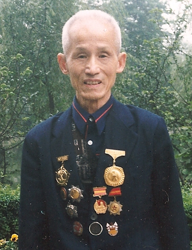 15岁考入山东省临邑县师范讲习所,1938年初与马冲(原名马崇忠 ,1938年