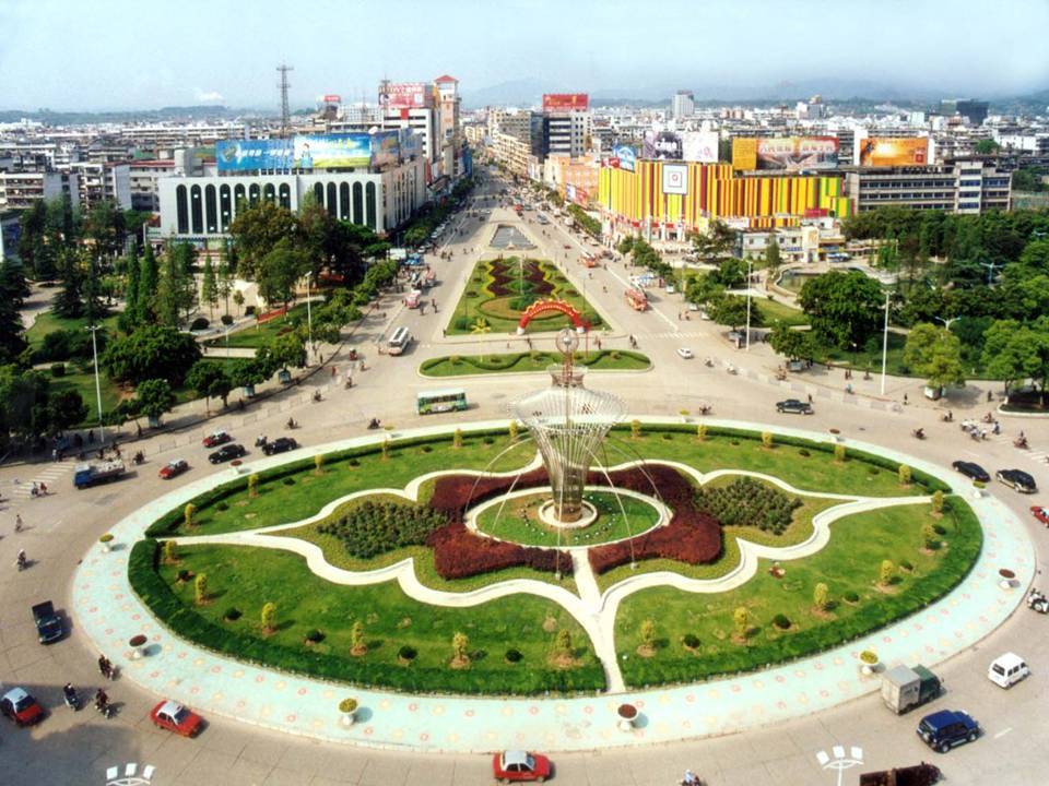  p>南门文化广场位于江西省赣州市红旗大道中部,由东,西园,中央叠水池