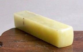 是用于雕刻工艺品和印章的材料,晶莹润泽,可分为多种冻石.