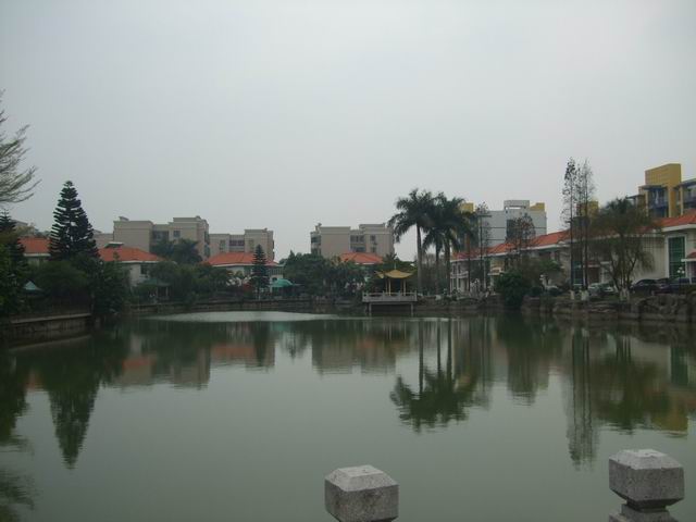 由"人工湖"及"人造山林"而著称"丽湖山庄",位于广东省东莞市厚街,虎门