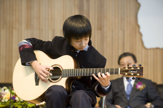  p>郑成河(1996年9月2日),原名郑晟河(2013年12月28日经纪人微博纠正)