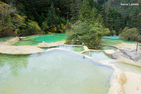  p>迎宾池位于黄龙景区,迎宾池大小不一,错落有致. /p>
