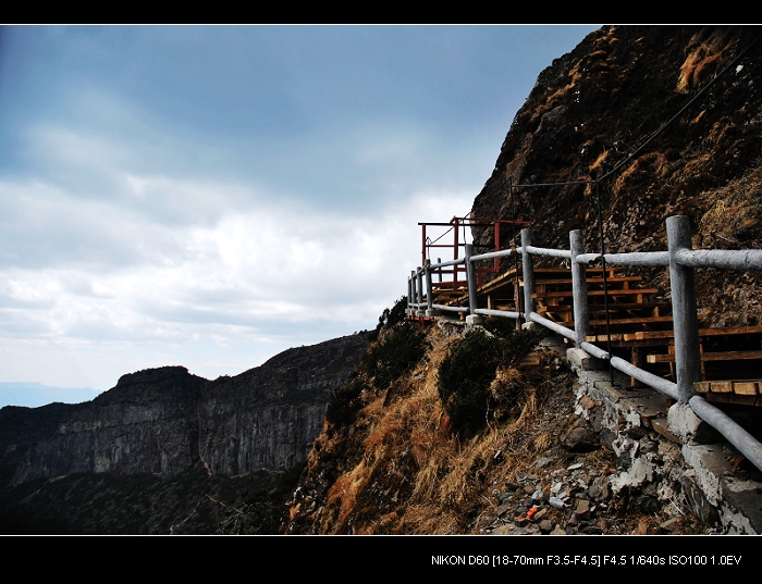 50°,雪宝顶位于松潘县境内,是岷山山脉主峰,最高海拔5588米,岷山主峰