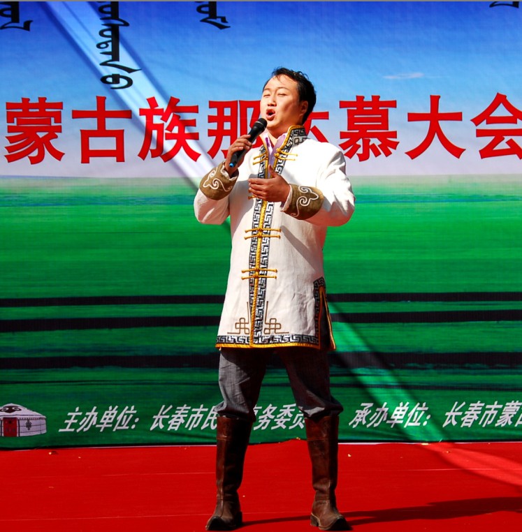  p>德龙(蒙语名字--布日古德),一位来自科尔沁草原的蒙古族青年歌手