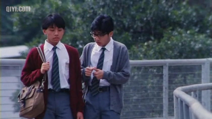 是一部成功的少年人电影,它以独白式的表达揭示出少年波仔在中学的一