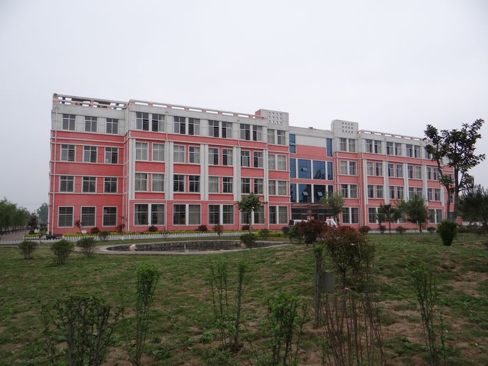  p data-id="gn6rcyl26v">向城中学全称向城镇初级中学,是一所省级