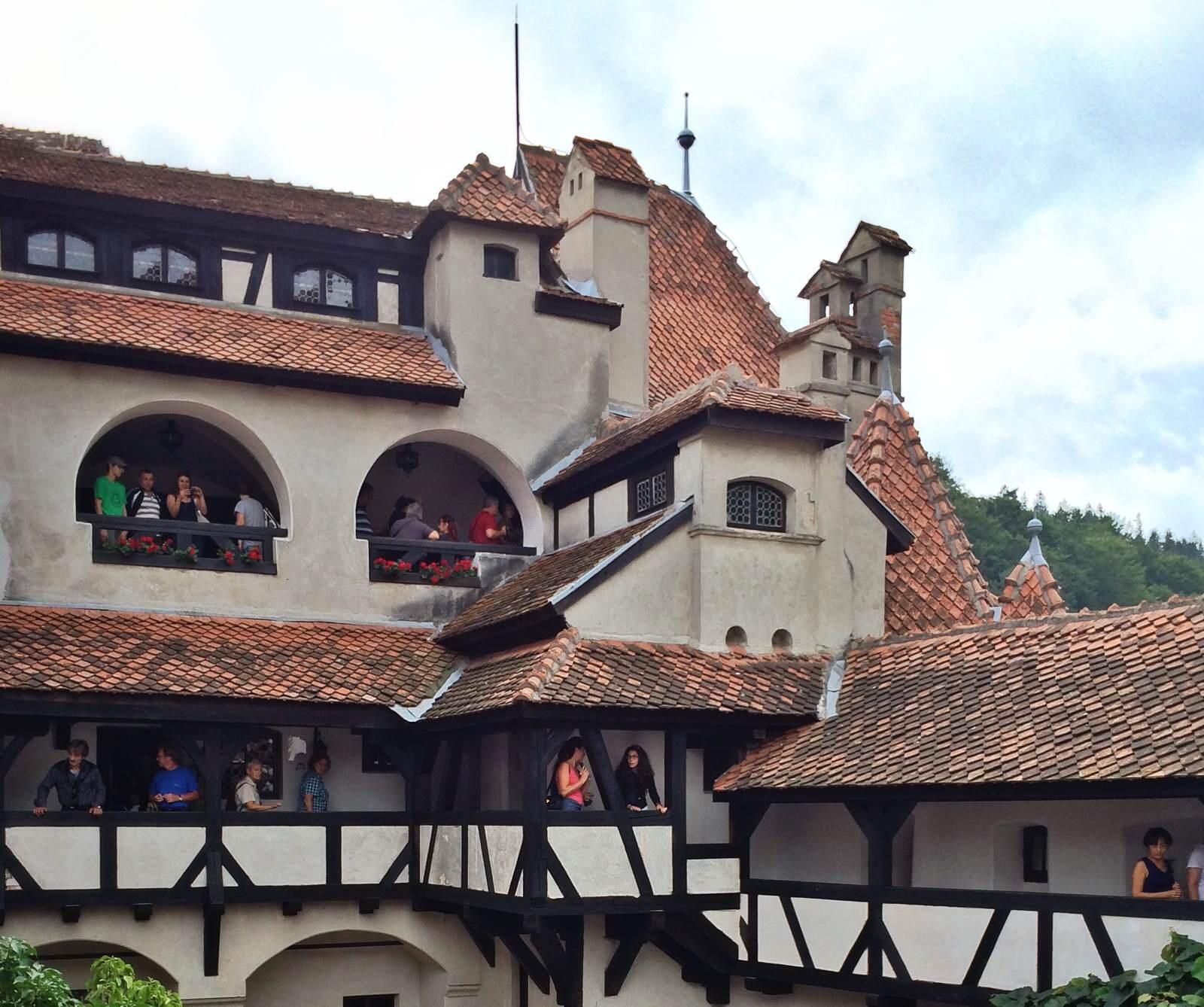 这座城堡更为人们熟知的名称是德古拉城堡(dracula castle),那是因为