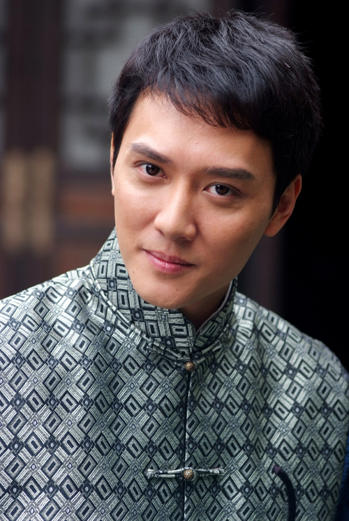  p>冯绍峰,原名冯威,1978年10月7日出生于上海市,中国内地男演员,毕业