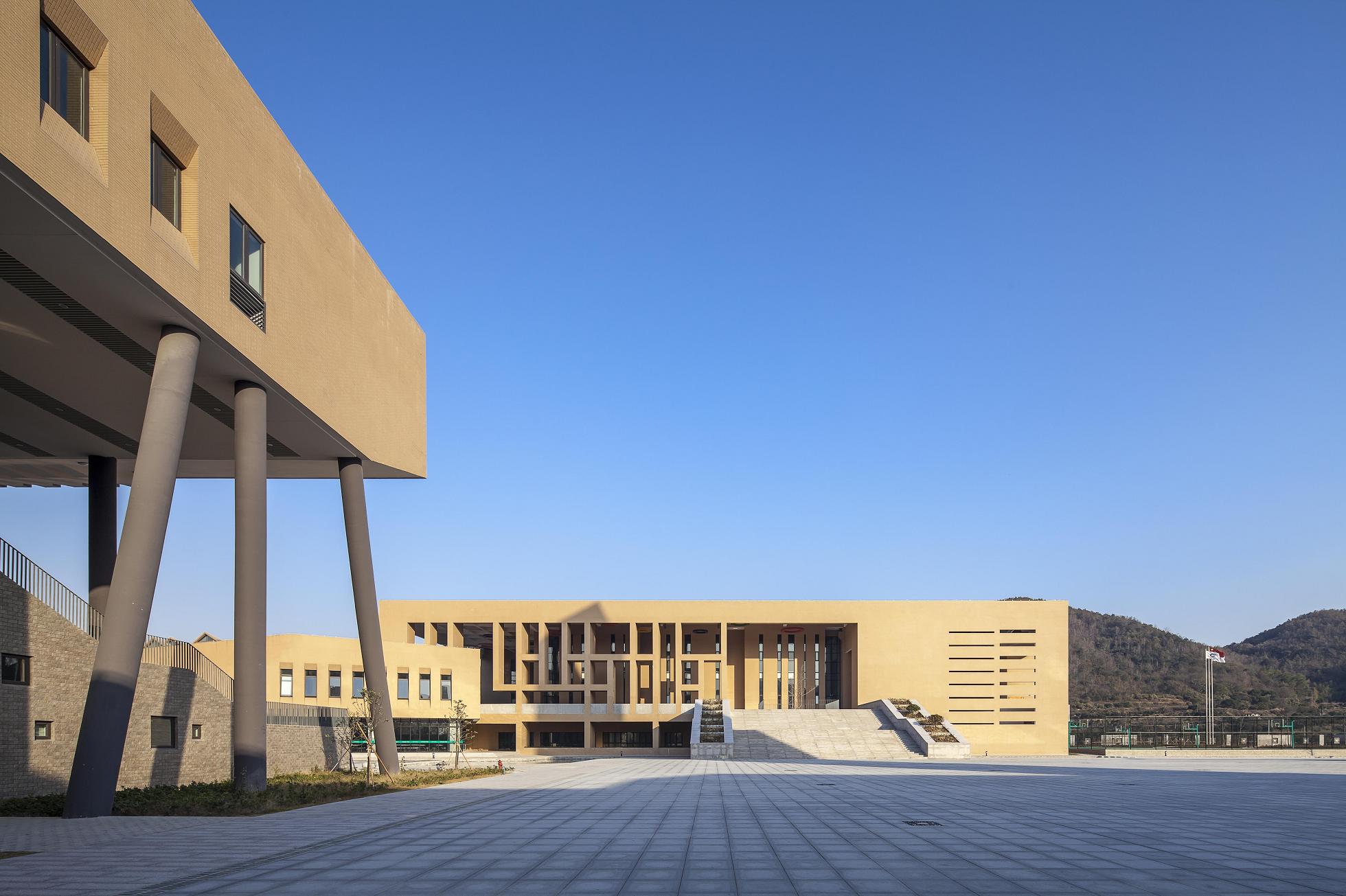  p>浙江省宁海县技工学校创建于1979年7月,是经省政府批准建立的全民