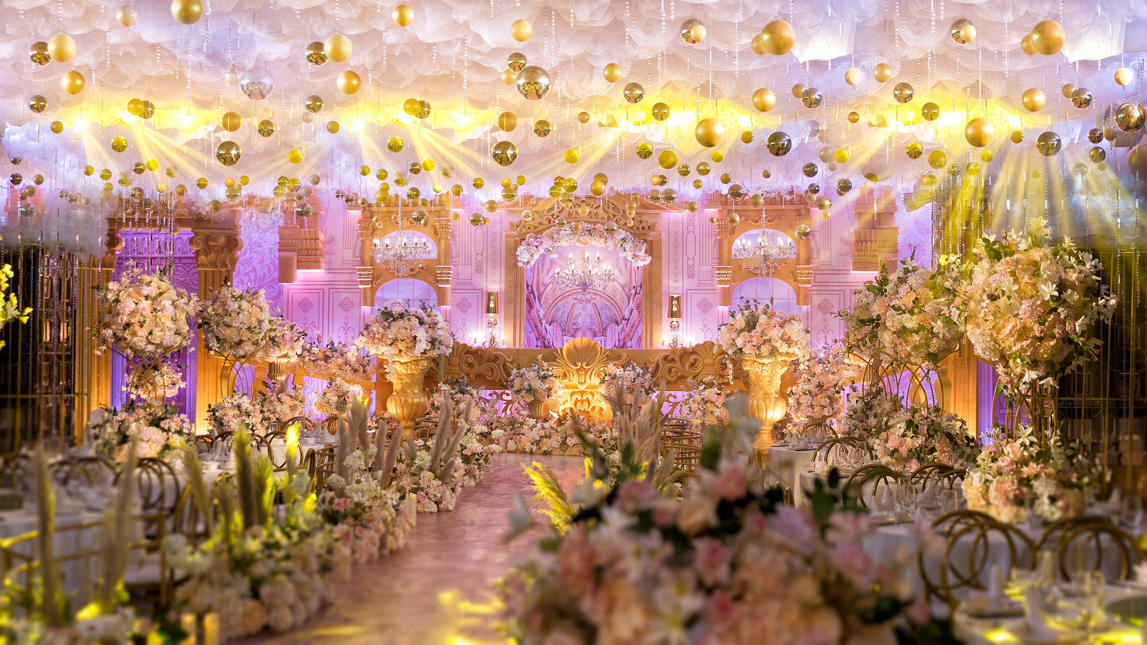  p>芭菲婚礼是芭菲盛宴环球餐饮集团旗下,是一个婚礼服务一站式婚礼