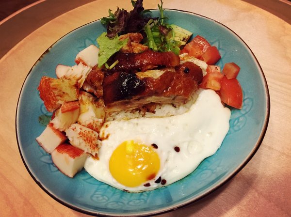 烤鸭腿盖饭是以鸭腿肉为主料,姜末,蒜蓉,葱花等为配料的一款盖浇饭