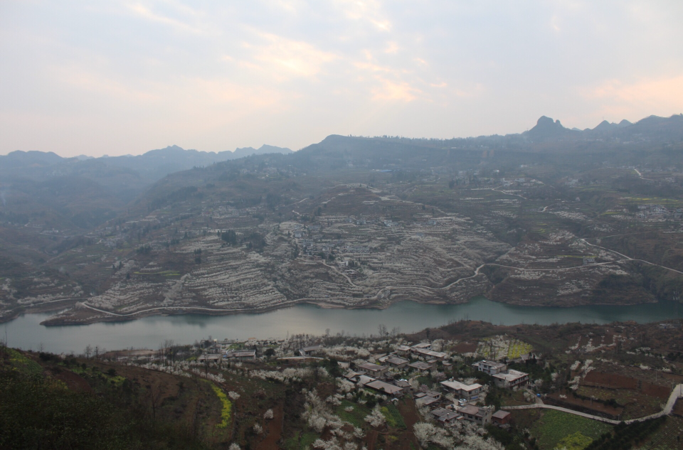  p>凹河村,位于贵州省清镇市流长苗族乡凹河村,距离贵州省会贵阳约80.