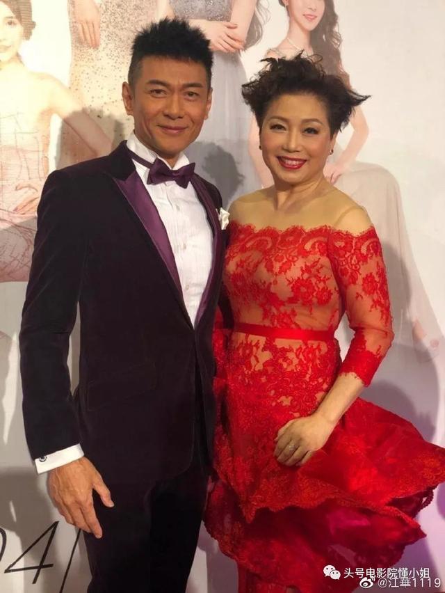 57岁江华复出！和亚姐合影像吃防腐剂，女粉丝送的杯子保留了20年_百科TA说