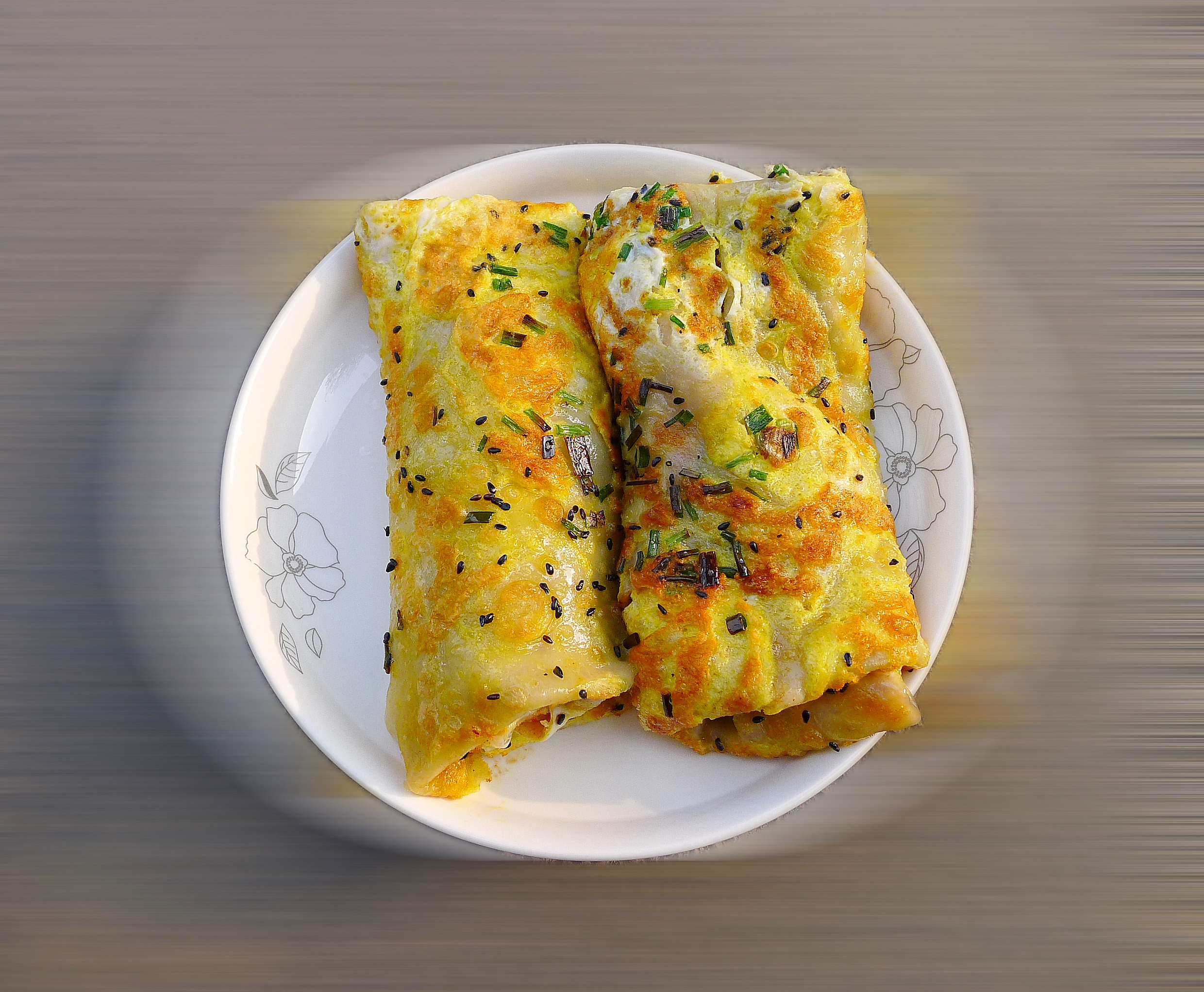  p>鸡蛋饼是由新鲜的鸡蛋,优质面粉,淀粉,食用盐,鸡精,葱,油,火腿肠等