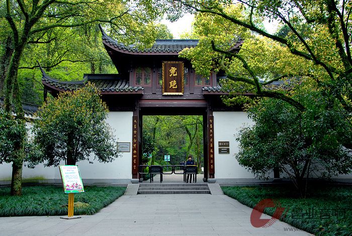  p>虎跑定慧寺,原称大慈定慧禅寺,俗称虎跑寺,位于 a href="#" data