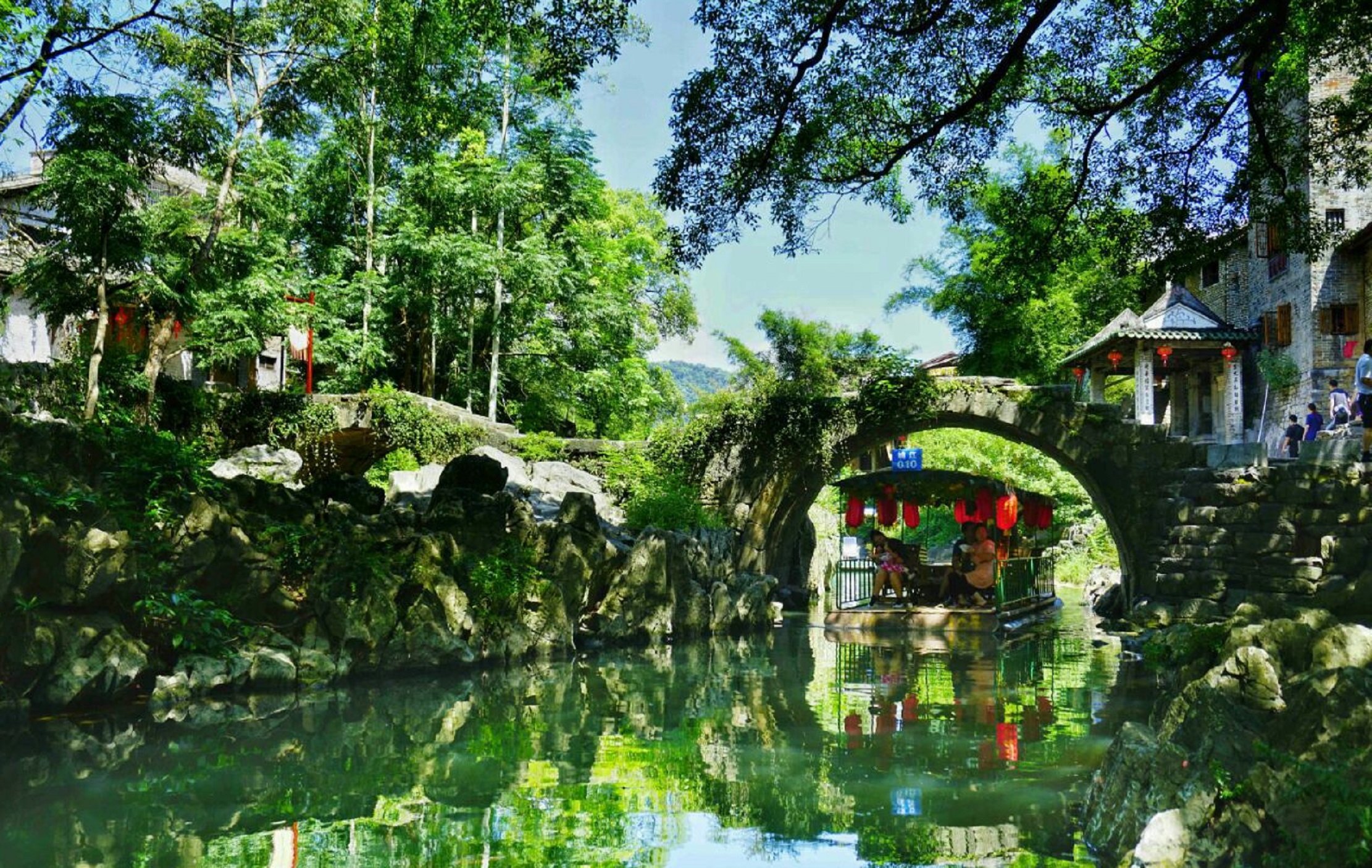  p data-id="gnaut1x2ku">是黄姚古镇15座古桥梁中最大的阶梯石拱桥.