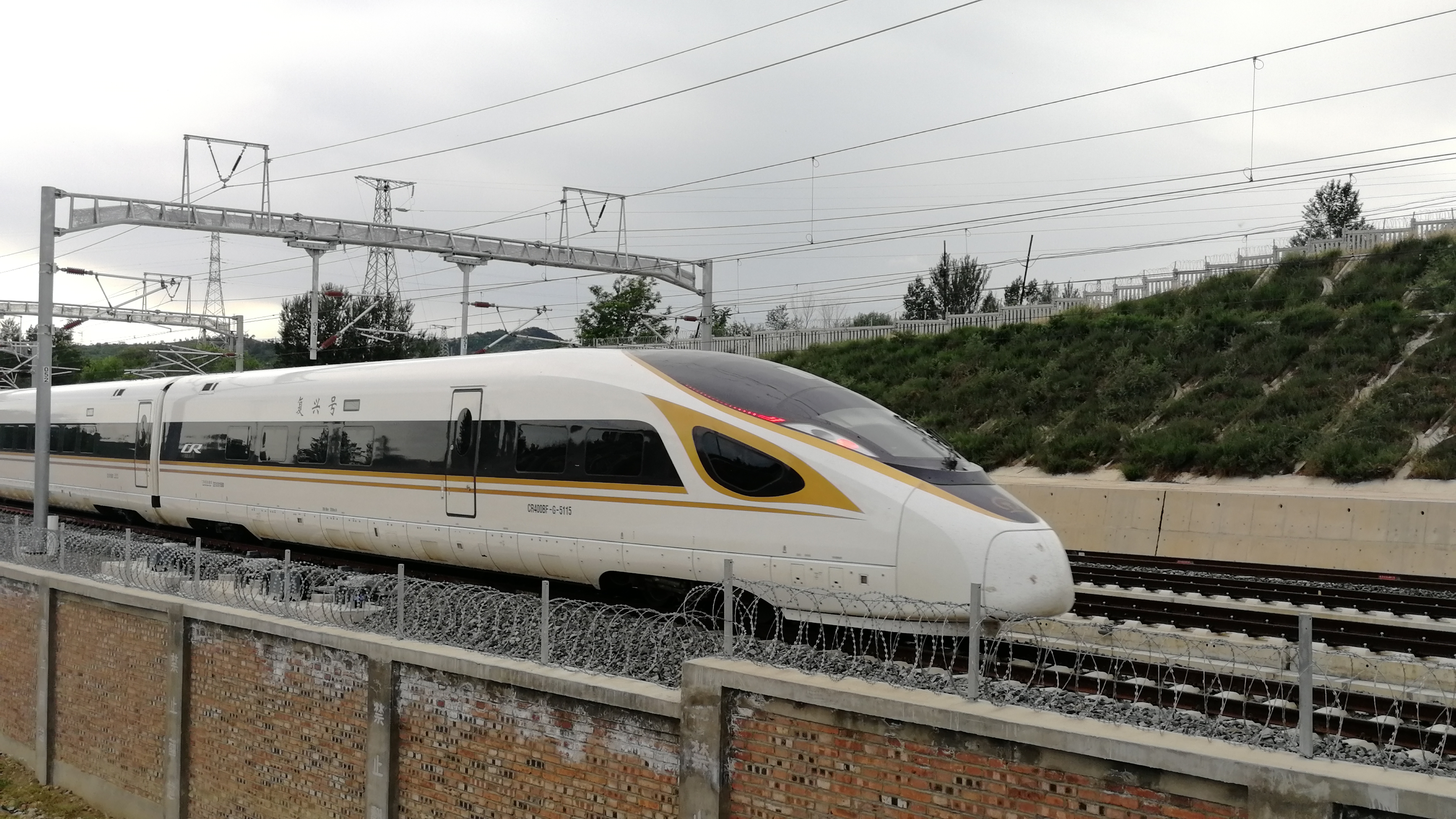  p>新一代标准高速动车组"复兴号"是我国自主研发,具有完全知识产权的